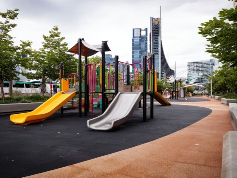 Eine Kostentabelle für verschiedene Arten von Spielplatzböden aus Gummi, die Faktoren wie Material, Arbeit und Standortvorbereitung aufzeigt.